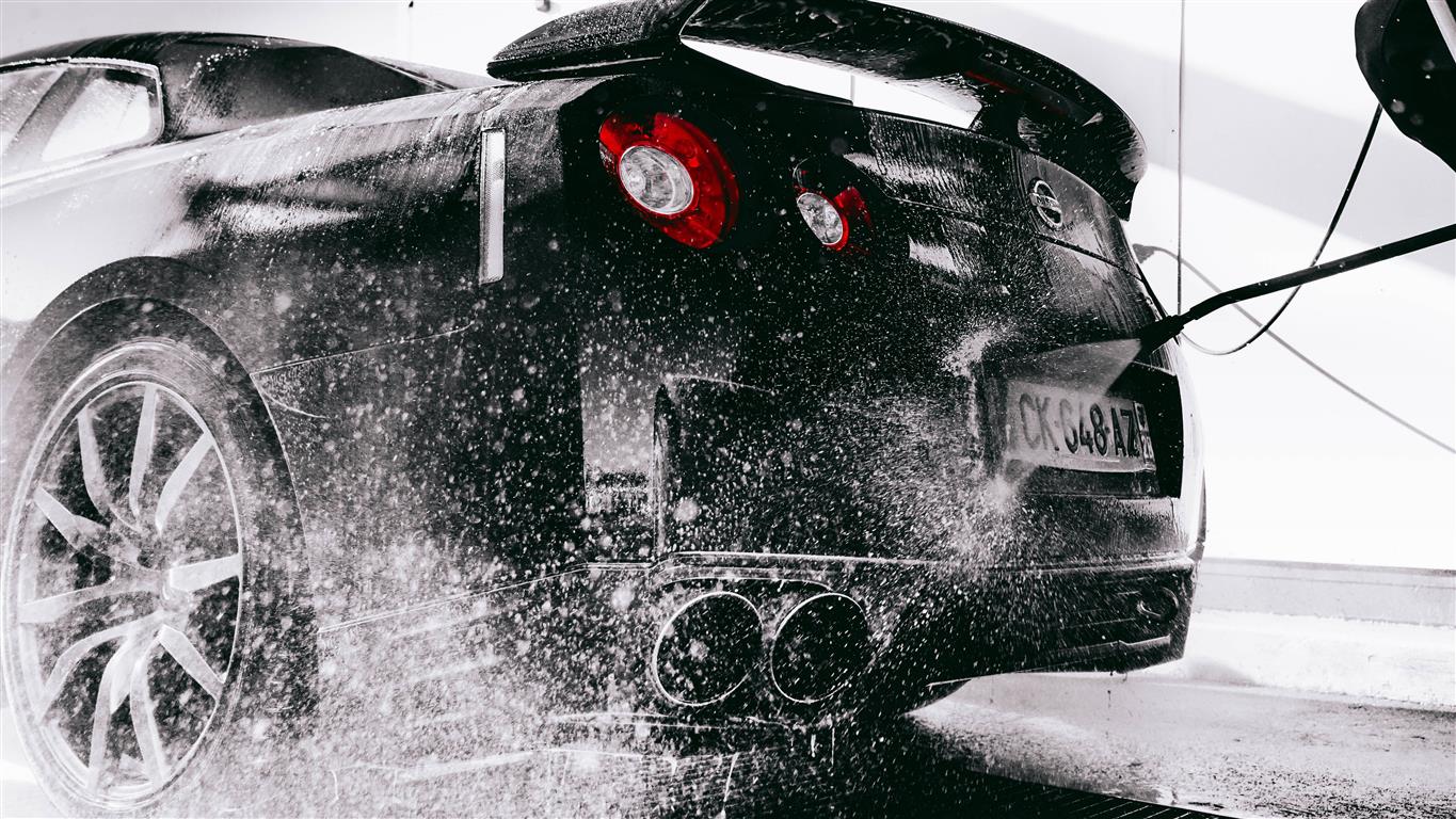 black_and_red_car_on_snow_covered_ground-scopio-c78b6e93-76ac-4379-8dd3-853e525eae61